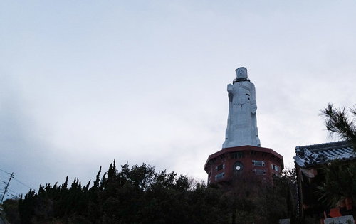 淡路島の世界平和大観音像と老朽化した周辺施設