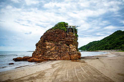 稲佐の浜の砂浜沖に立つパワースポット弁天島と鳥居