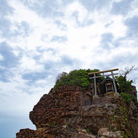 島根県出雲市・稲佐の浜の弁天島に立つ白い鳥居の写真