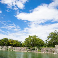 堅牢なる守り 広島城の石垣と堀の風景の写真