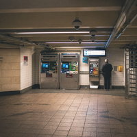 ニューヨーク地下鉄の券売機が並ぶ駅構内の乗車券販売エリアの写真