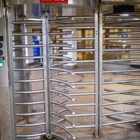 ニューヨーク地下鉄の改札ゲート、ステンレス製回転扉の写真