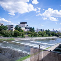 京都府を流れる一級河川・鴨川と河川敷の景観の写真