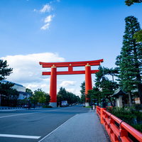 車道をまたぐ平安神宮の朱色の大鳥居（京都府）の写真