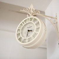 アンティーク調のオールドストリートボスサイドクロック、白い壁に設置の写真