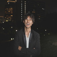 深夜の公園で泥酔して大笑いする迷惑な男性の写真