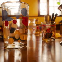 カフェのテーブルに並ぶドット模様のグラスの写真