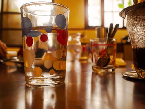 カフェのテーブルに並ぶドット模様のグラス