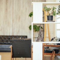 モデルルームの木製棚に配置したインテリア雑貨の写真