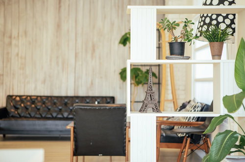 モデルルームの木製棚に配置したインテリア雑貨