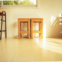 図工室に並ぶ木製の椅子の写真