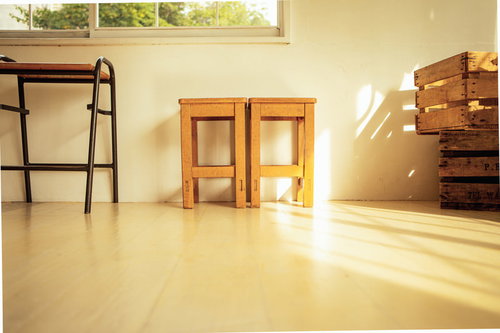 図工室に並ぶ木製の椅子