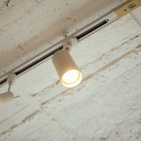 天井に設置されたダウンライトを使った間接照明の写真