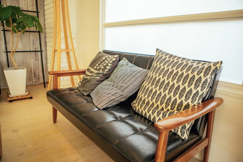 黒いバイキャスト加工のヴィンテージ風ソファー