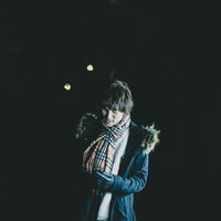 寒い季節になったマフラーを巻いた彼氏の冬ファッションの写真