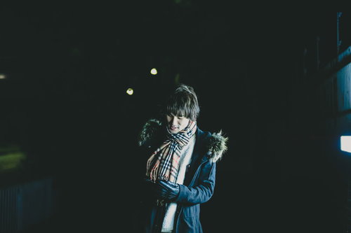 寒い季節になったマフラーを巻いた彼氏の冬ファッション