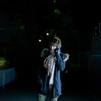 担当から営業電話がかかってきた男性が夜間の路地で通話しているの写真