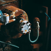 サビて朽ちた圧力計、金属製メーターの劣化した工業用計器の写真