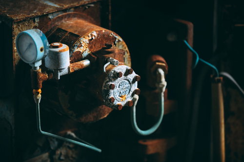 サビて朽ちた圧力計、金属製メーターの劣化した工業用計器