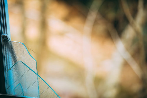 廃墟に残された割れた窓ガラスと破片