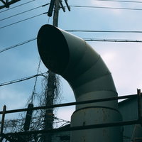 老朽化した工場の排気ダクトの写真