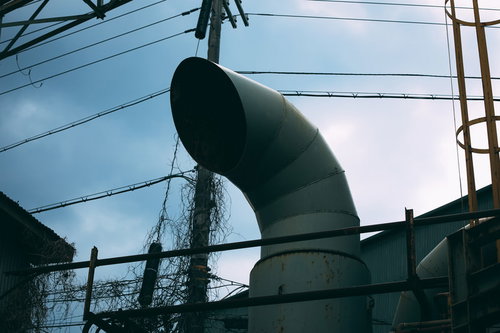 老朽化した工場の排気ダクト