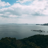 眺めがいい海と工場と漁村の写真