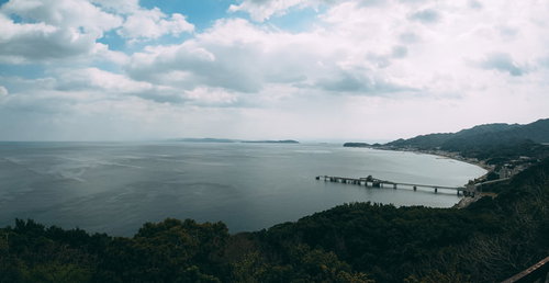 眺めがいい海と工場と漁村
