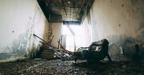 遠い日の記憶が残る廃墟