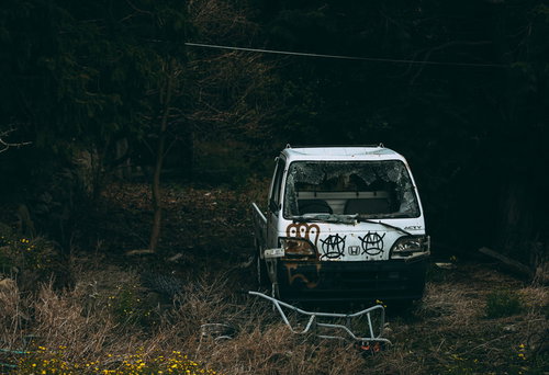 いたずらされた廃墟の軽トラック