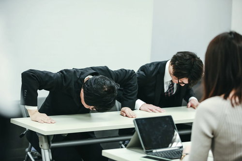 不祥事で謝罪する会社役員の記者会見