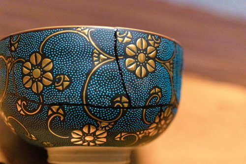 金継ぎで修復された陶器のお椀の写真