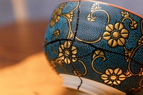 金継ぎによって修復された青色の陶器製お椀