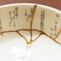 金継ぎで修復した白い陶磁器のお椀の写真