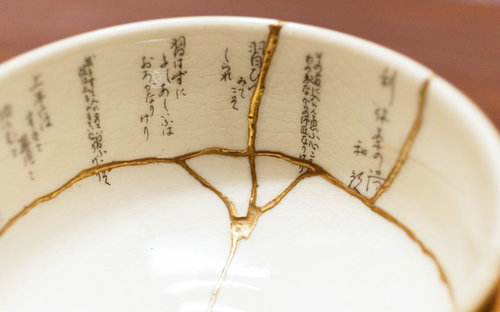 金継ぎで修復した白い陶磁器のお椀