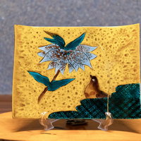 金継ぎで修復した青い絵付けの陶器皿の写真