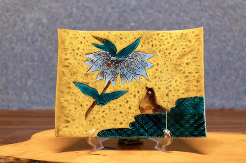 金継ぎで修復した青い絵付けの陶器皿