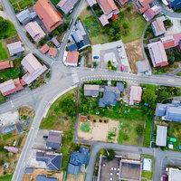 上空から俯瞰して見た町の住宅街の航空の写真