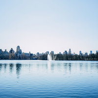 ニューヨークの公園の噴水と水面に映る摩天楼の写真