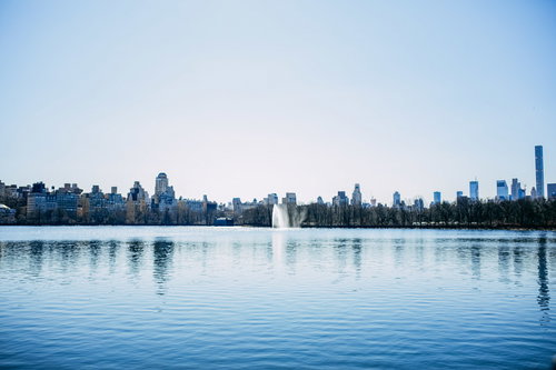 ニューヨークの公園の噴水と水面に映る摩天楼