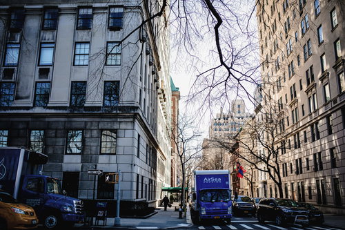 ニューヨークの街角に停まる配送トラックと歩道の風景