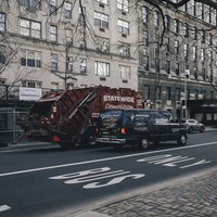 ニューヨークのバス専用レーンに停車するゴミ収集車の写真