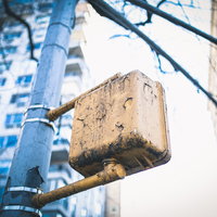 ニューヨークの電柱に取り付けられたボロボロの信号機の裏側の写真