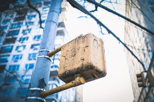 ニューヨークの電柱に取り付けられたボロボロの信号機の裏側