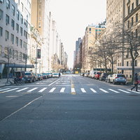 ニューヨークの街中で横断歩道を渡る通行人の写真