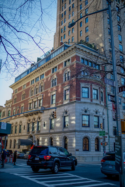 ニューヨークの街角に立つ煉瓦造りの建築物と横断歩道