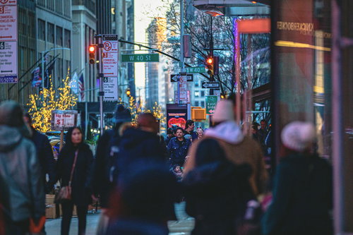 ニューヨークの繁華街に群れる観光客と夜景のビル街