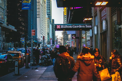 ニューヨーク繁華街の夜間歩道を行き交う観光客や通行人の賑わい