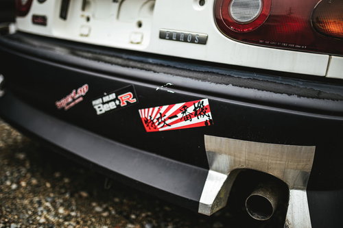 リアバンパーに特攻ステッカーが貼られた事故車