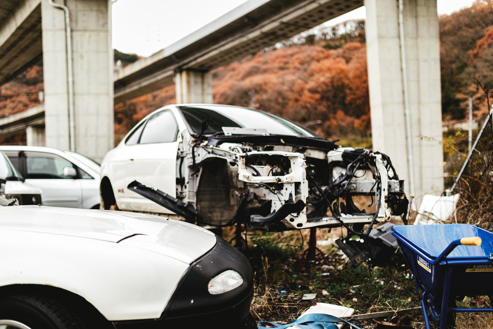 フロント部分が激しく大破し変形した白い事故車